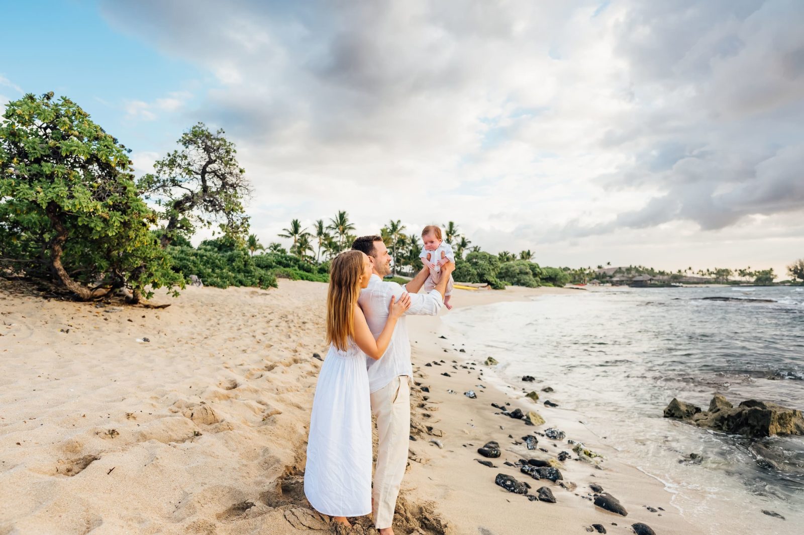 Hawaii Family Beach Photos with newborn - Hawaii Photographer | Wilde ...